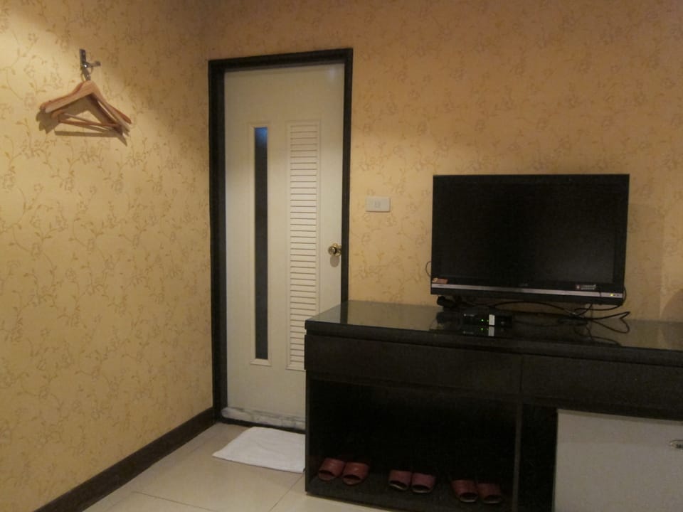 Standard Triple Room | Desk, blackout drapes, free WiFi, bed sheets
