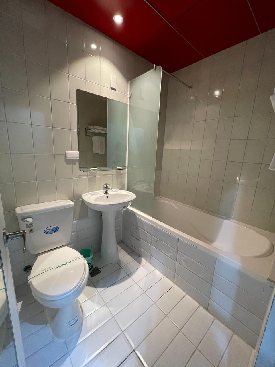 Business Double Room | Bathroom | Rainfall showerhead, free toiletries, hair dryer, slippers