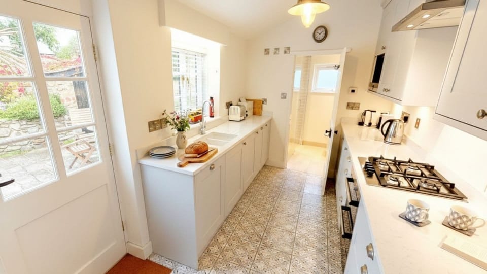 Cottage | Private kitchen | Fridge, microwave, oven, stovetop