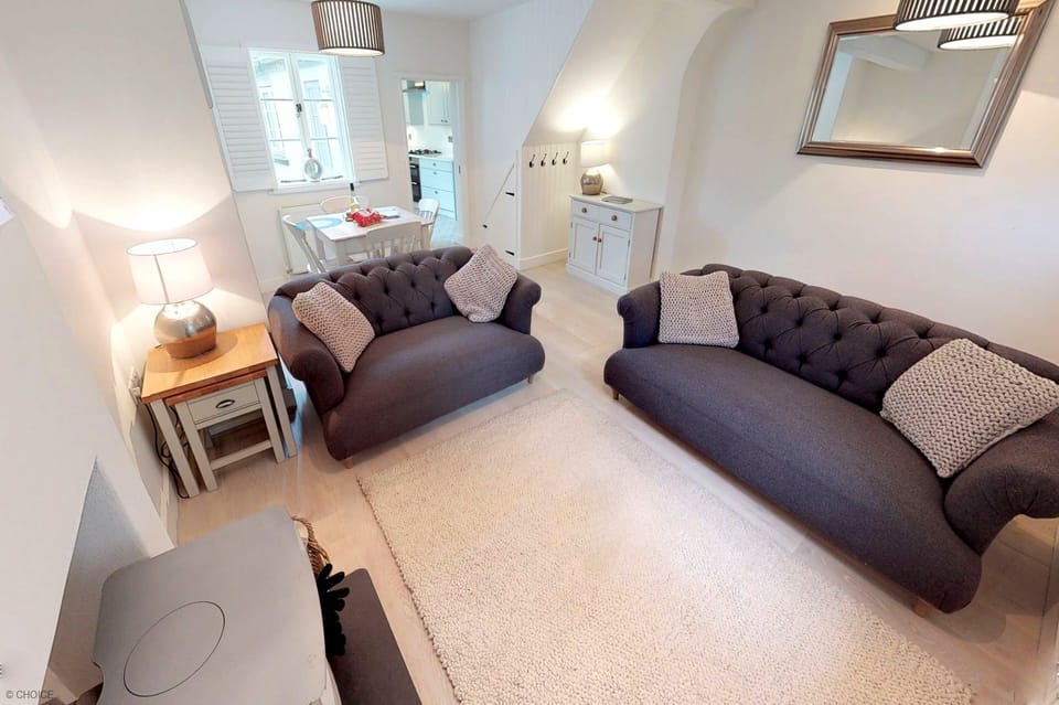 Cottage | Living room | TV, fireplace, Netflix, DVD player