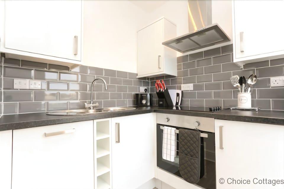 Cottage | Private kitchen | Fridge, microwave, oven, stovetop