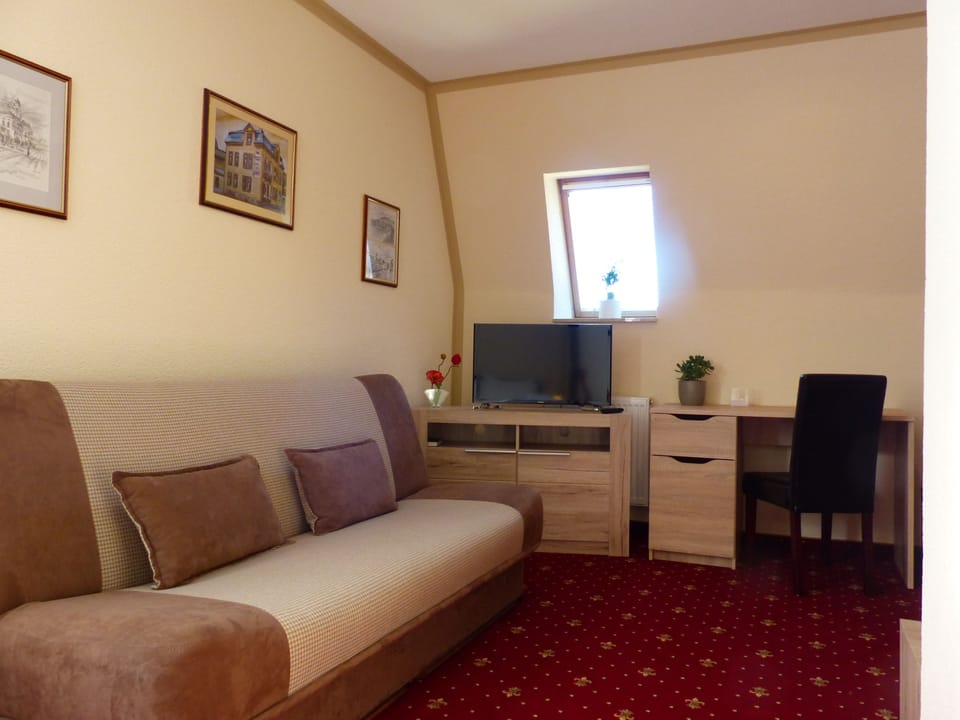 Triple Room | In-room safe, free WiFi, bed sheets