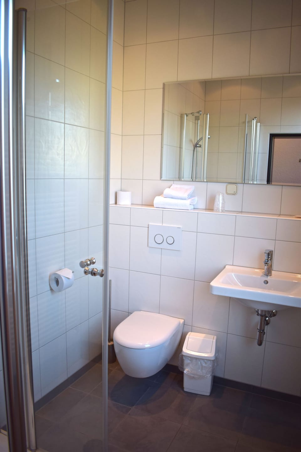 Single Room | Bathroom | Shower, free toiletries, hair dryer, towels