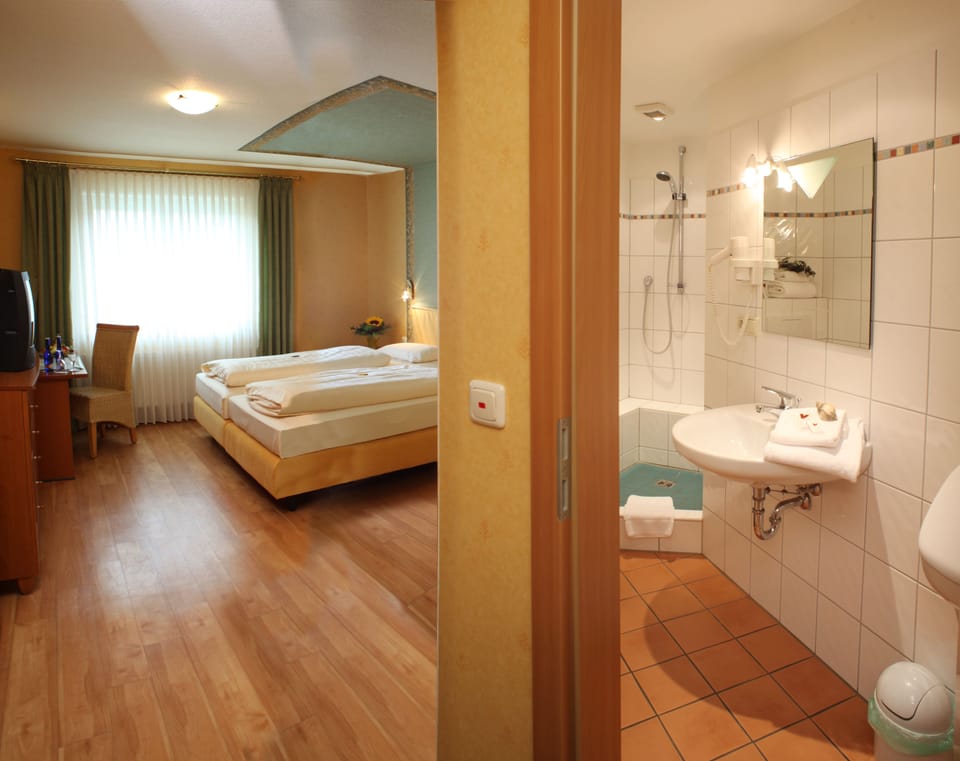 Double Room | Desk, free WiFi, bed sheets