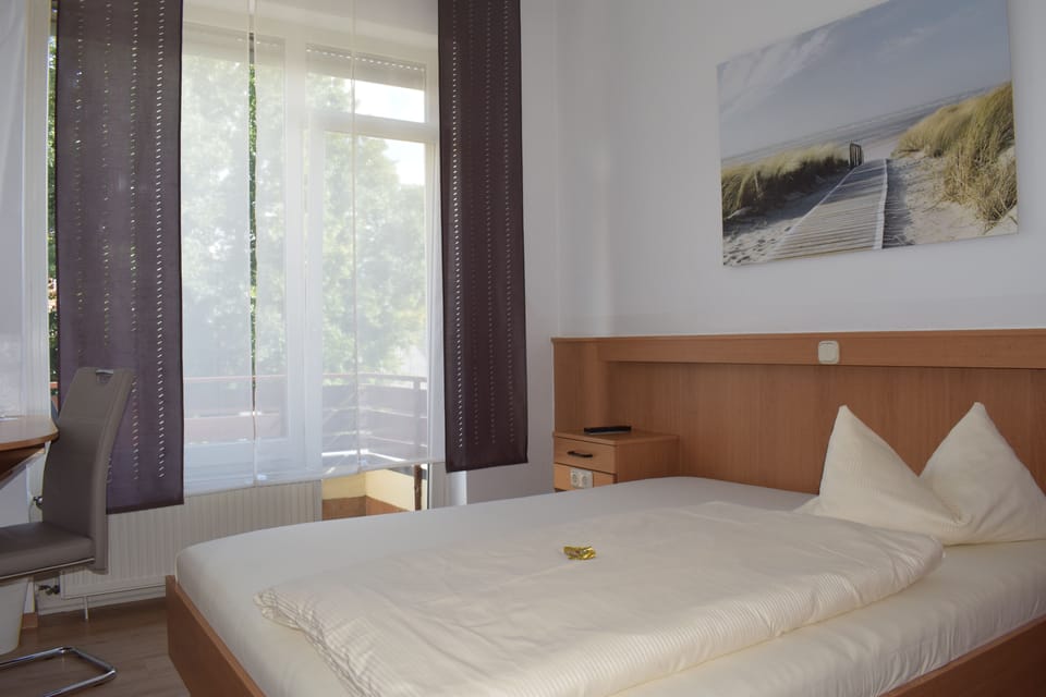 Single Room | Desk, free WiFi, bed sheets