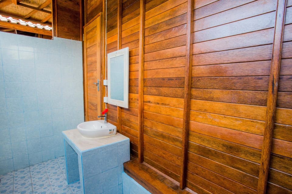 Shower, free toiletries, towels