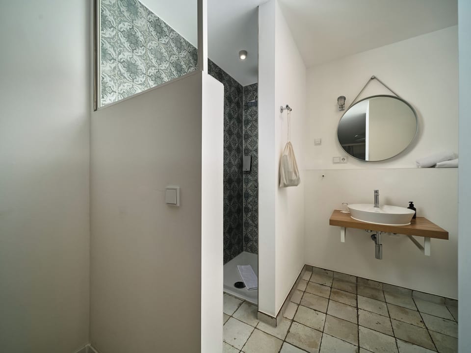 Double Room | Bathroom | Shower, free toiletries, hair dryer, towels