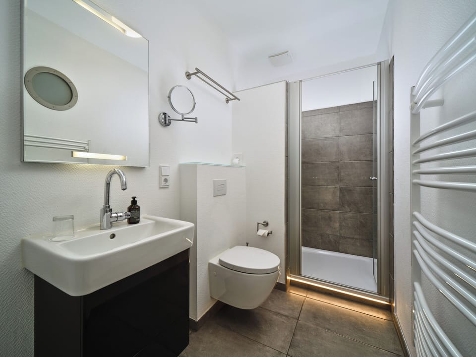 Double Room | Bathroom | Shower, free toiletries, hair dryer, towels