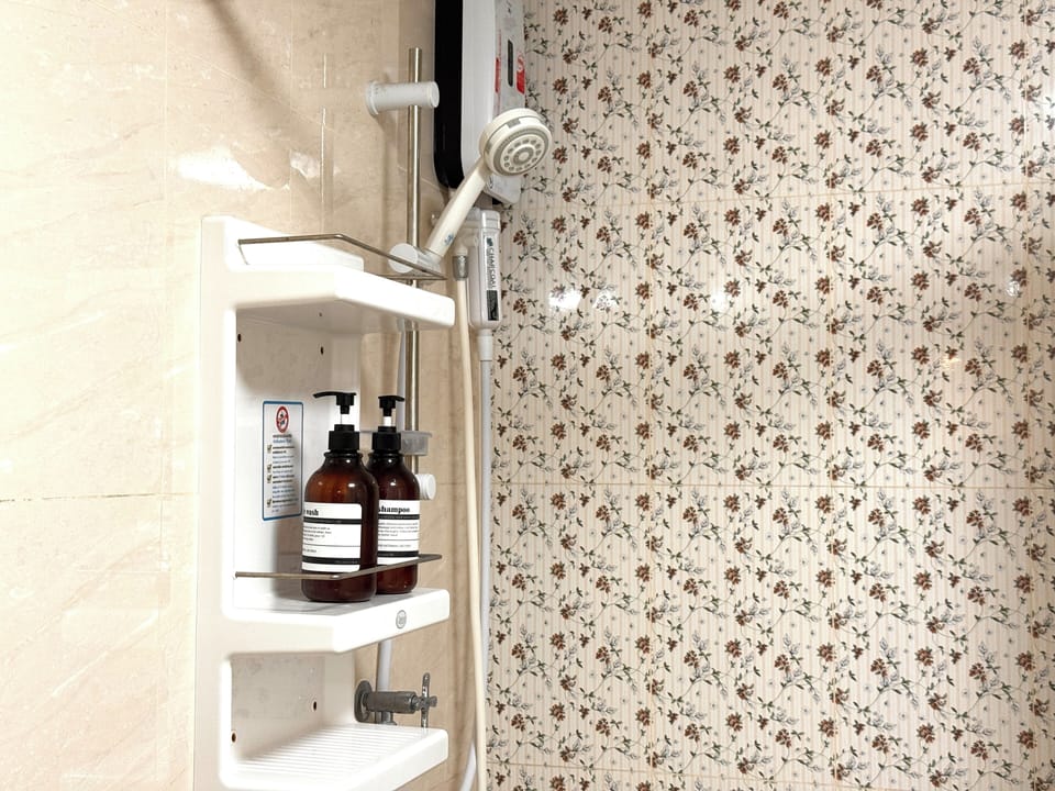 Business Studio Suite, 1 King Bed | Bathroom | Shower, free toiletries, towels