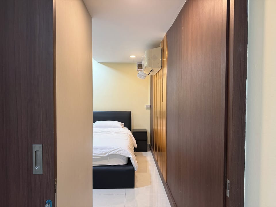 Business Studio Suite, 1 King Bed | Laptop workspace, free WiFi