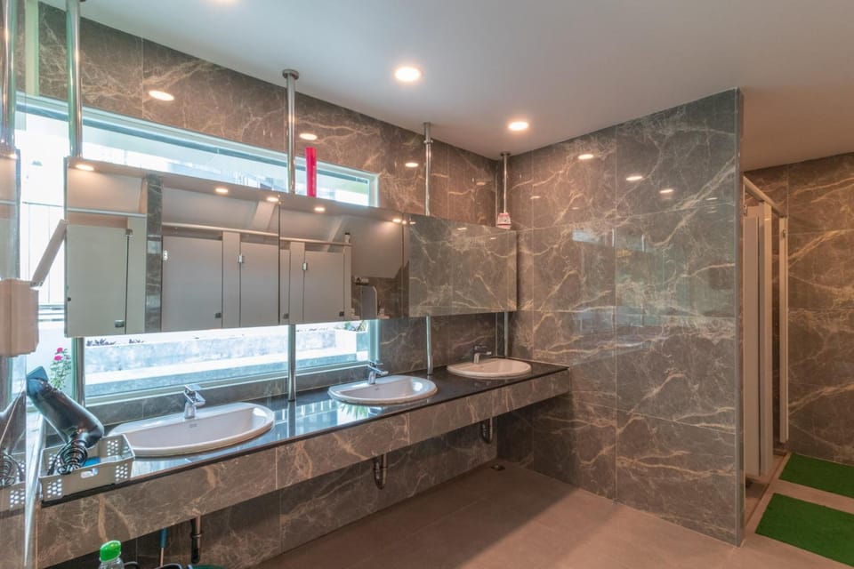 Shower, free toiletries, towels