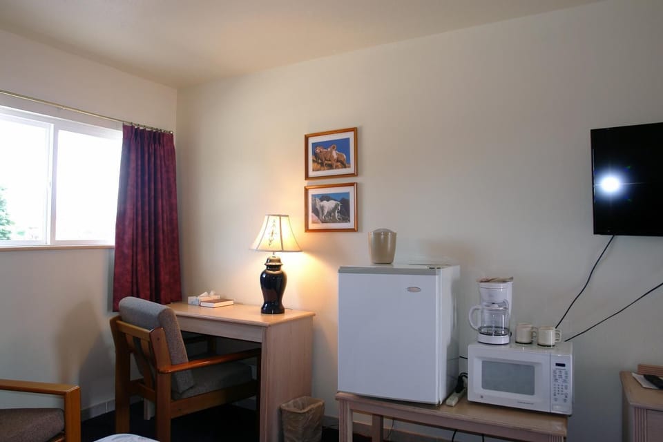 Full-size fridge, microwave, coffee/tea maker