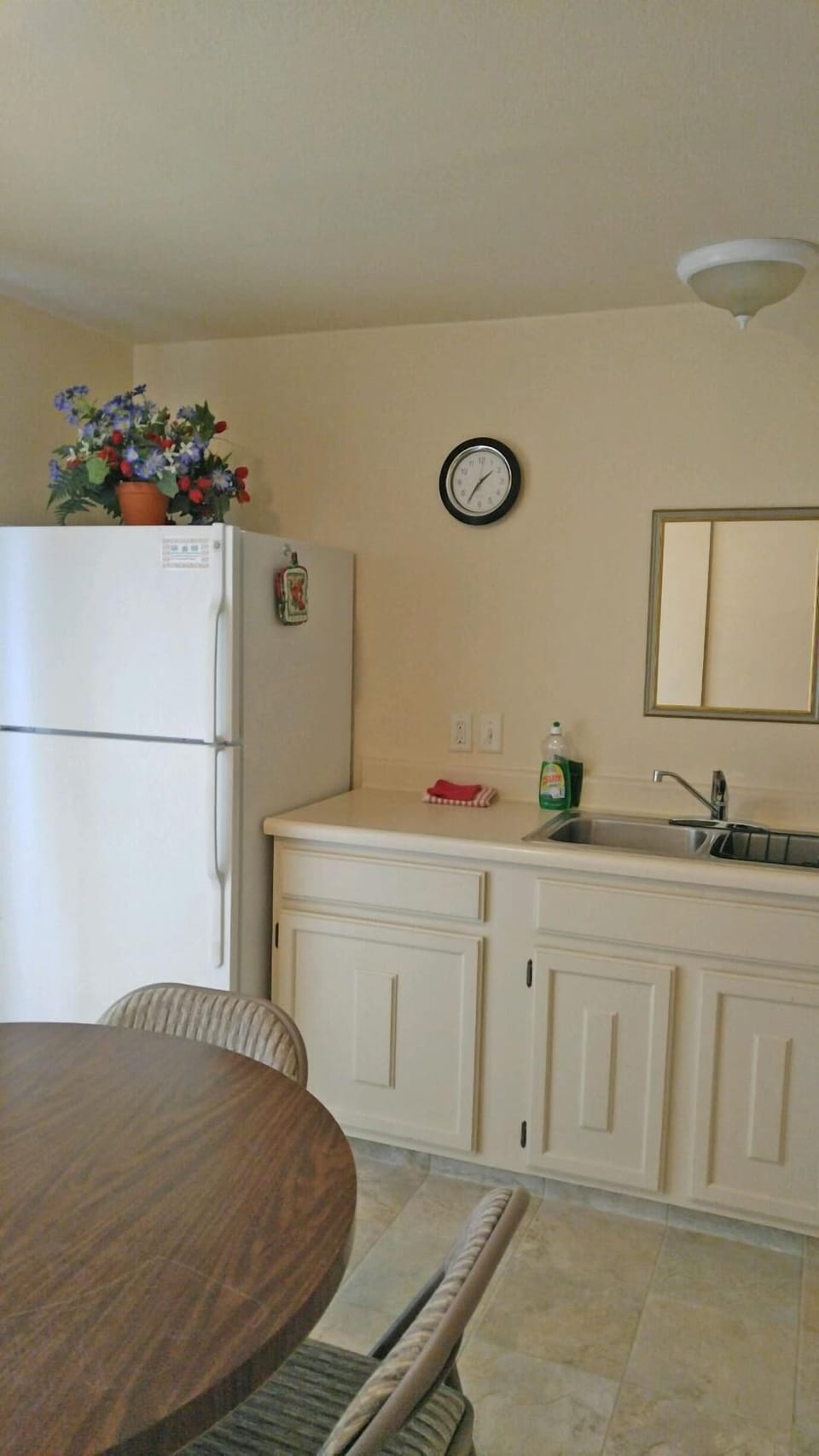 Full-size fridge, microwave, coffee/tea maker