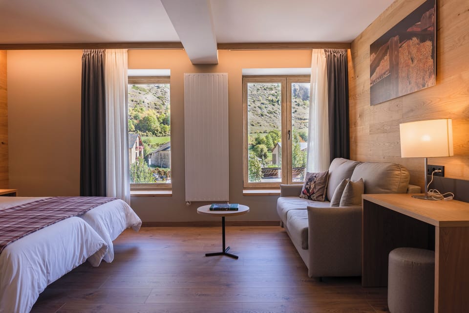 Comfort Double Room | Blackout drapes, bed sheets