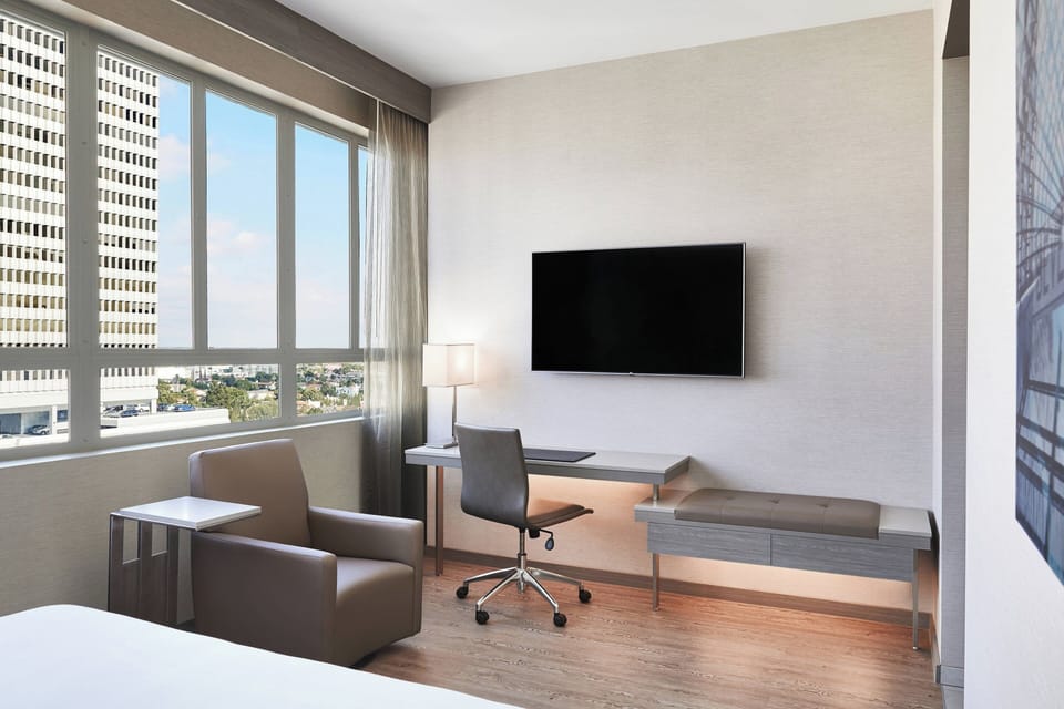 Premium bedding, in-room safe, desk, laptop workspace