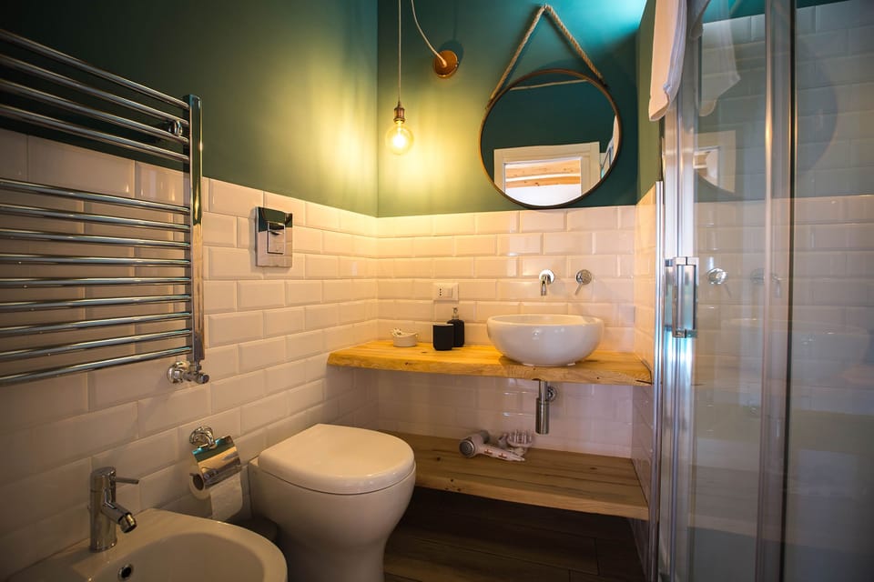 Deluxe Triple Room | Bathroom | Shower, free toiletries, hair dryer, bathrobes