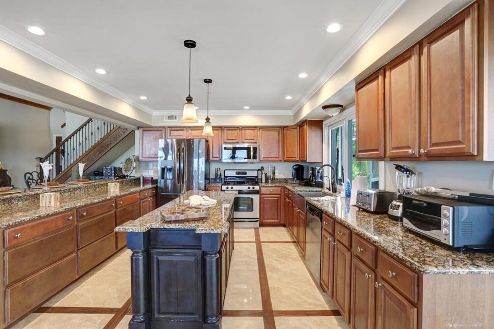 Vacanza Rentals - Villa Island Getaway - Kitchen