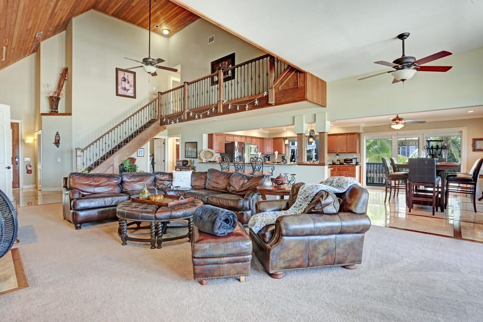 Vacanza Rentals - Villa Island Getaway - Livingroom