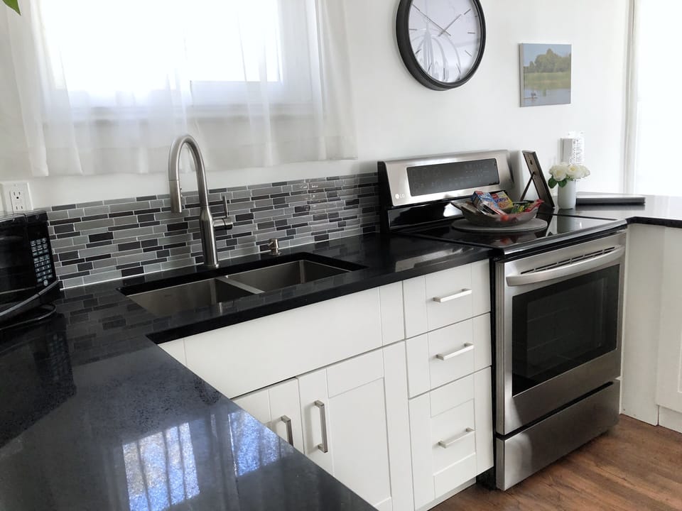 Romantic Upper Serenity Suite | Private kitchen | Microwave, coffee/tea maker, toaster, cleaning supplies