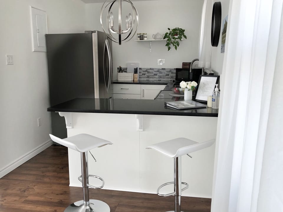 Romantic Upper Serenity Suite | Private kitchen | Microwave, coffee/tea maker, toaster, cleaning supplies