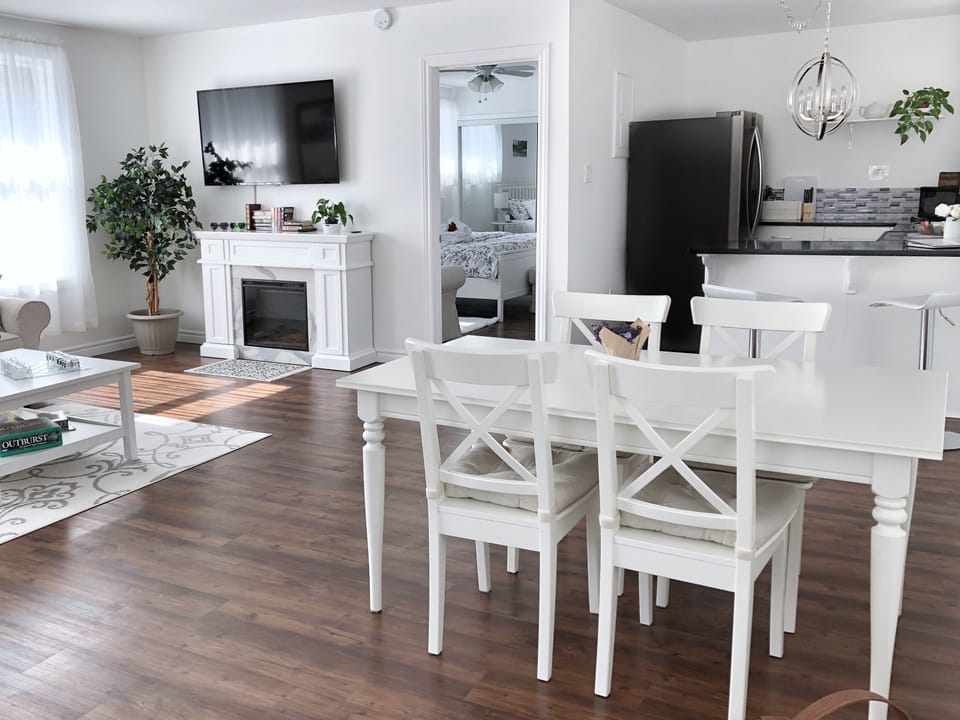 Romantic Upper Serenity Suite | Dining room