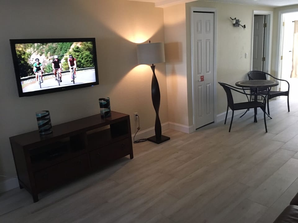 Ground Floor Family Room W/New 55" HD Smart TV