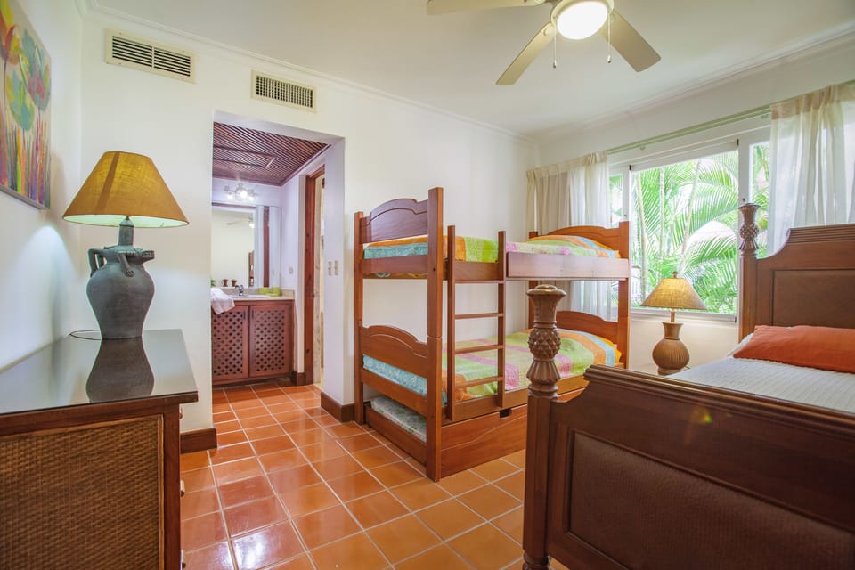 2nd Bedroom  in suite: Queen bed and bunk bed twin