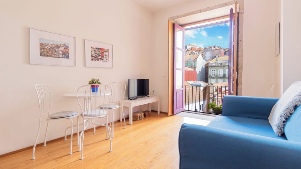 Living Room with view to Sé Cathedral