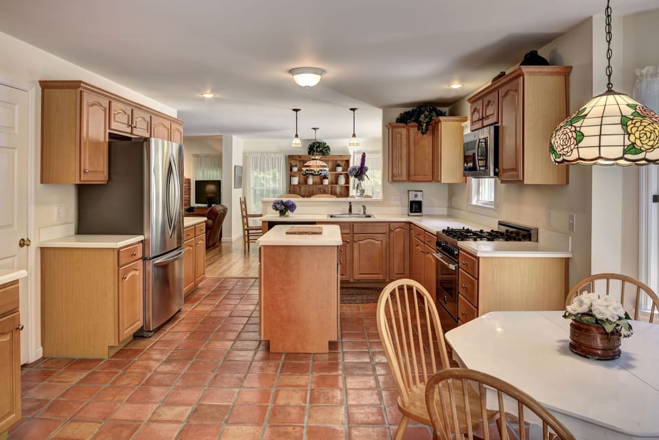 Kitchen features professional-grade stainless steel appliances!