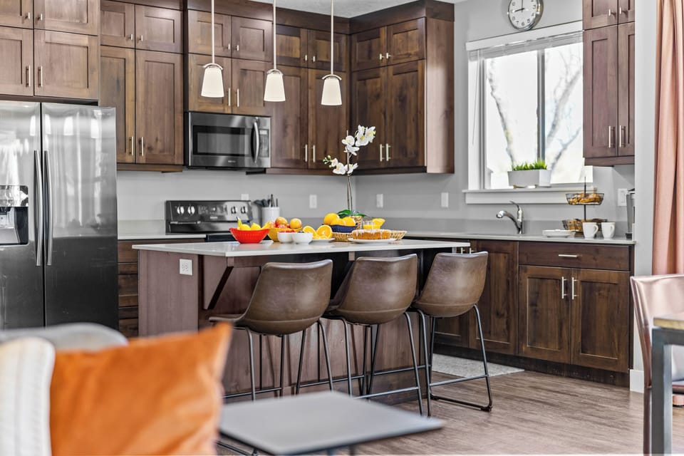 Kitchen Brand New ('18), New Samsung Appliances, w/ an Island