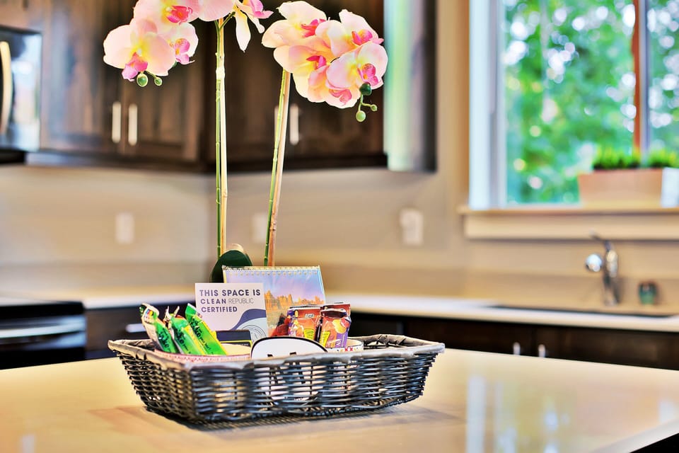 Kitchen Brand New ('18), New Samsung Appliances, w/ an Island