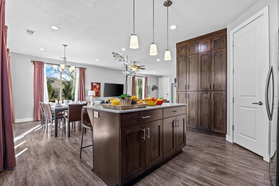 Kitchen Brand New ('18), New Samsung Appliances, w/ an Island