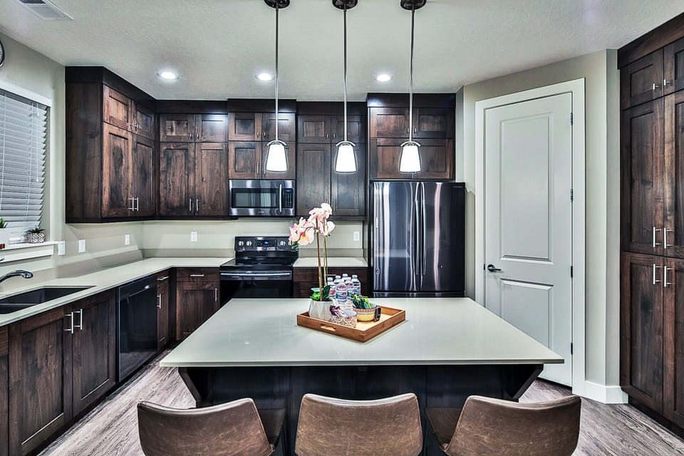 Kitchen Brand New ('18), New Samsung Appliances, w/ a Island