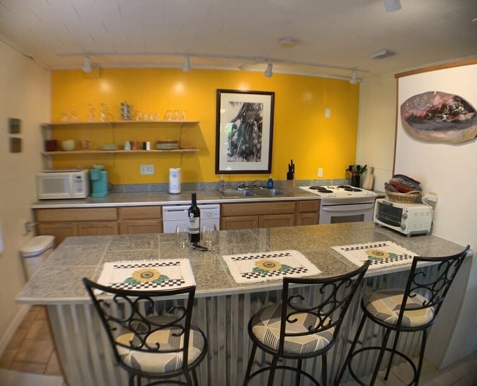 Kitchen with granite eat-in counter!