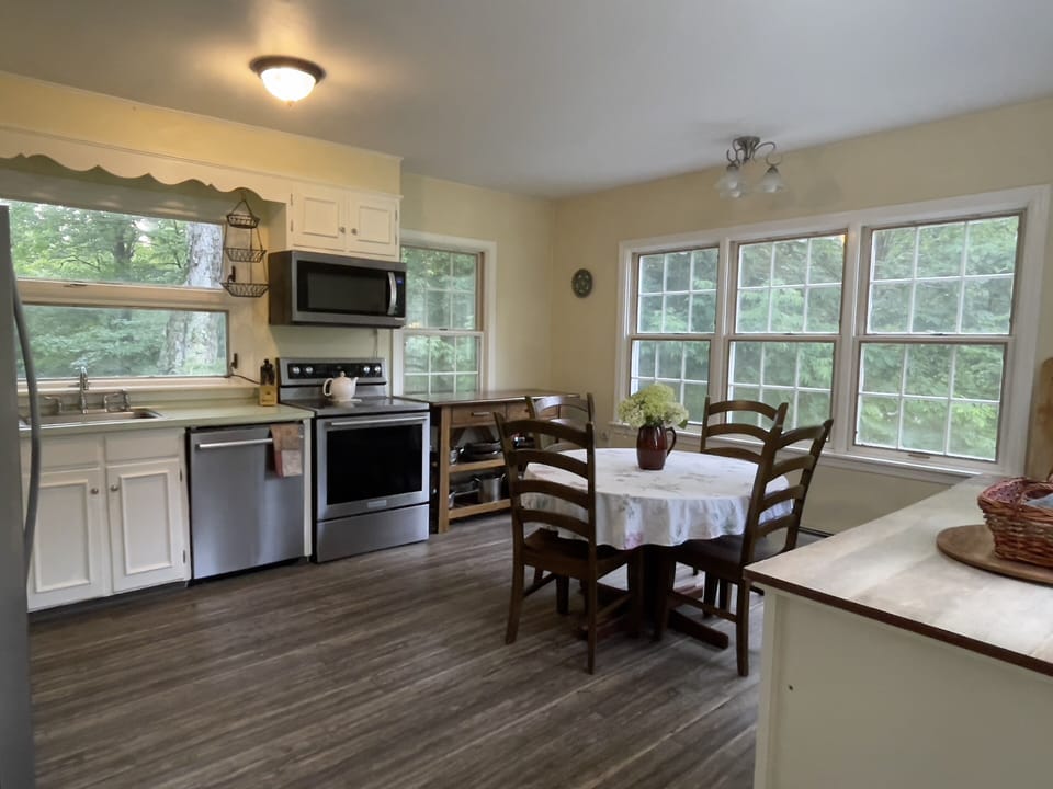 Kitchen with eat in table 