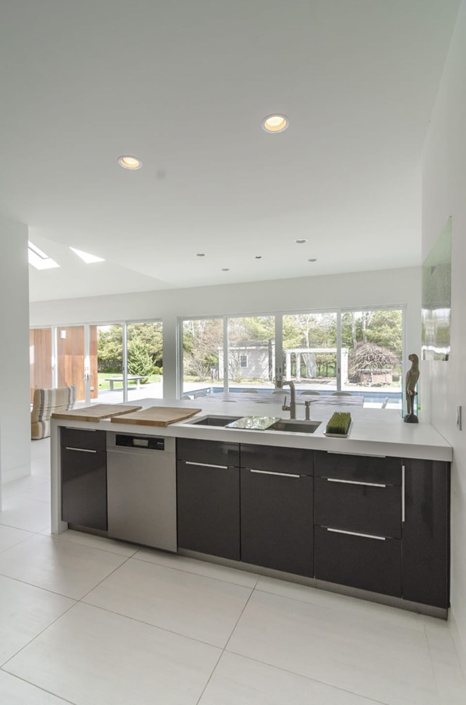 Kitchen island facing the pool