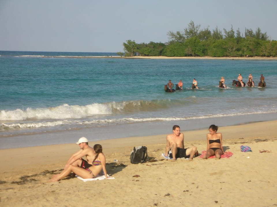 5 min drive to Flavours Public Beach