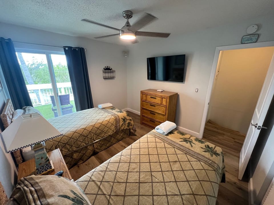 Guest Bedroom W/ 55" HD Smart TV and Direct Sundeck Access
