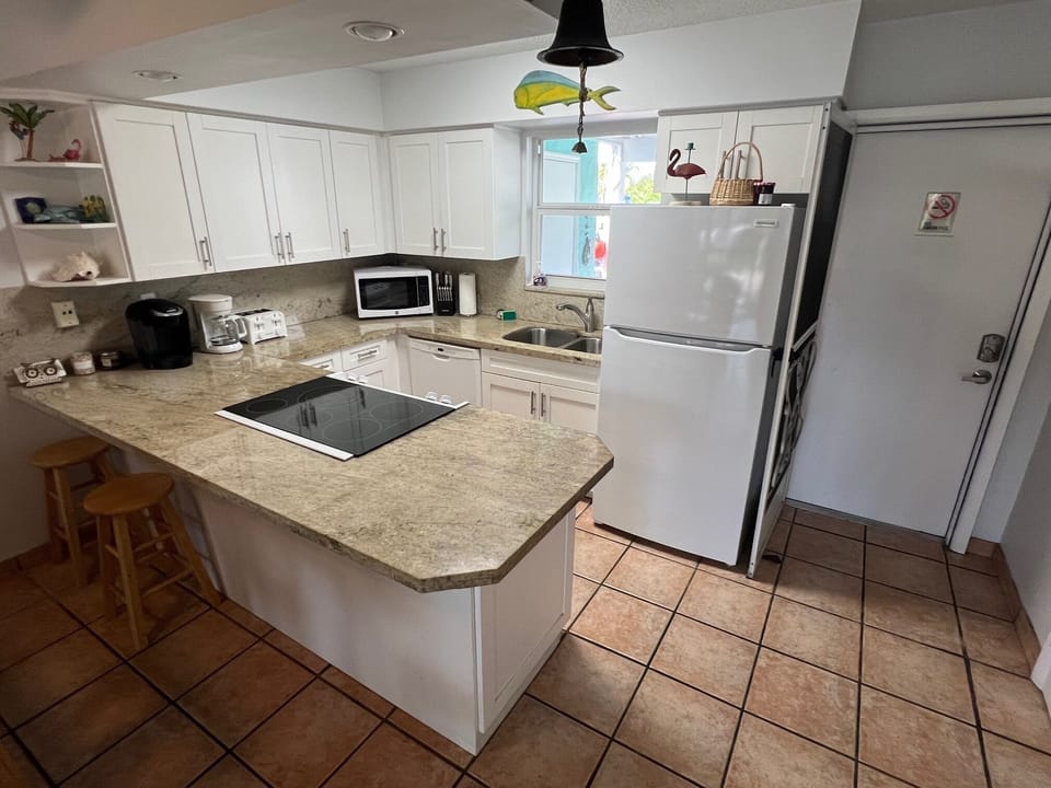 Modern Kitchen W/Granite Counter Tops