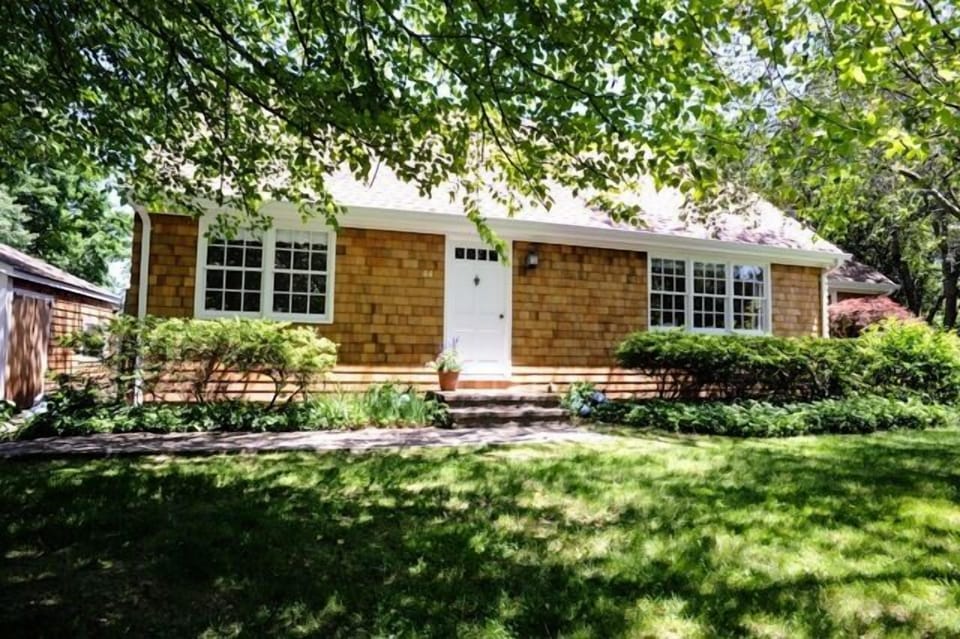 East Hampton Village - quiet and private. Walk to shops, bike to ocean beaches!