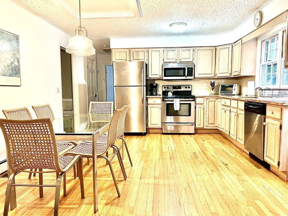 Bright kitchen w/granite countertops, stainless steel appliances, kitchen table