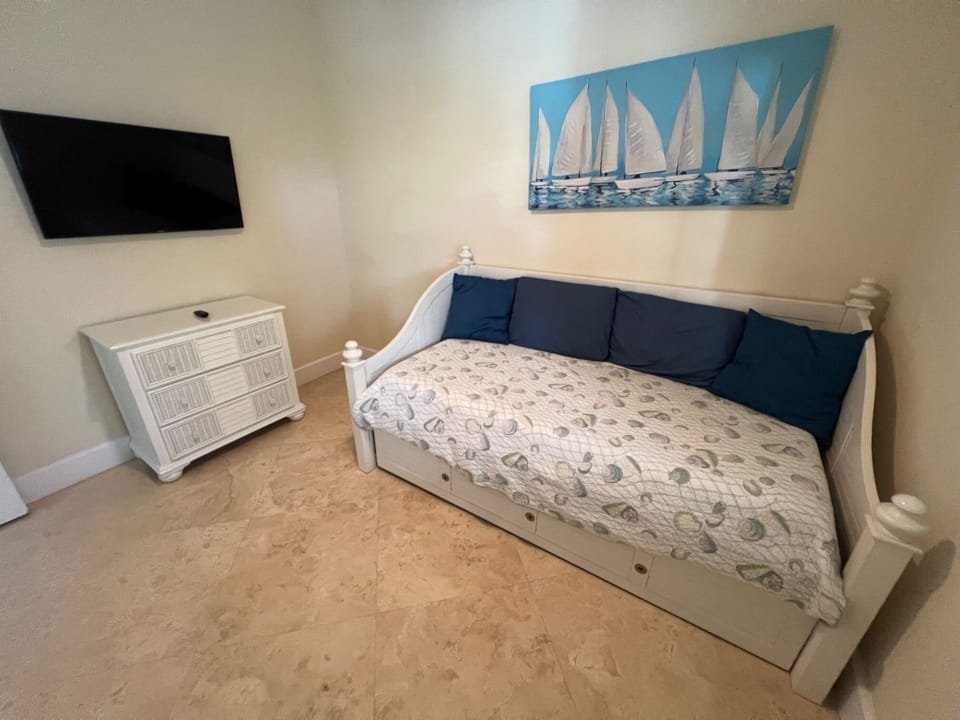 Den W/Twin Trundle Beds & New 32' HD Flat Screen TV