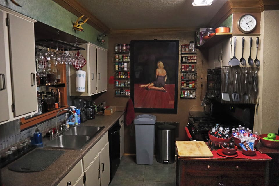 Kitchen. Full, blender, coffee, teapot,stove,toaster,fridge,freezer,