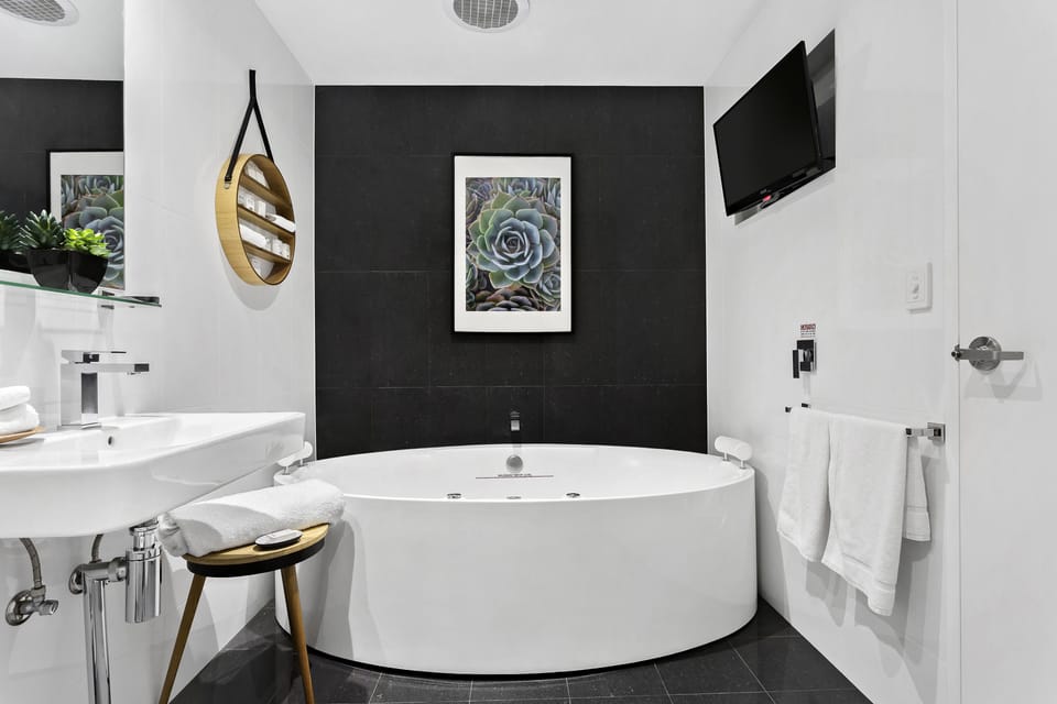 Spa Apartment | Deep soaking bathtub