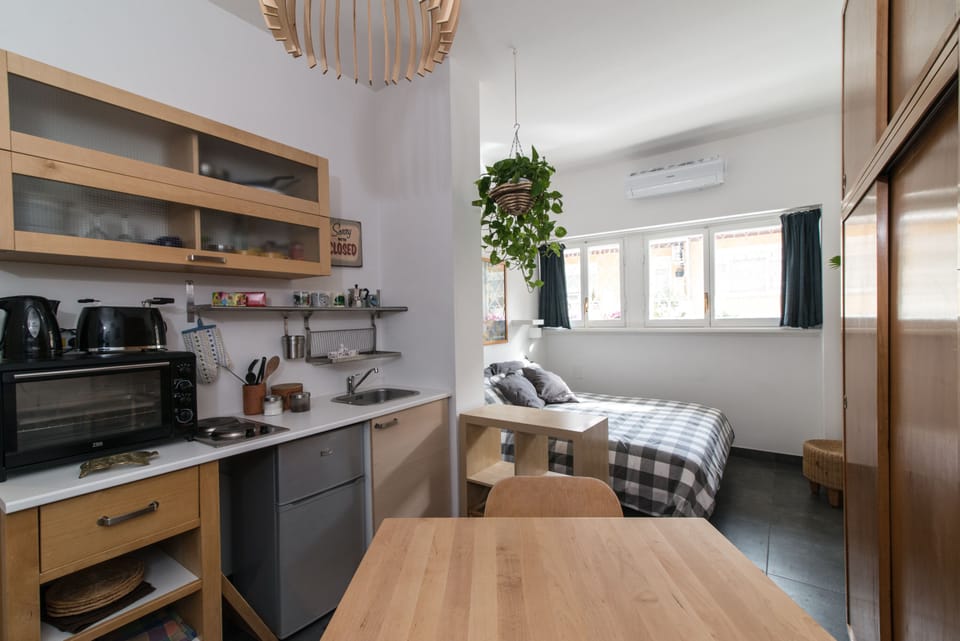 Studio with kitdchen corner