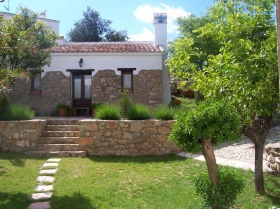 Sunday Uncle Ranch, 3 bedrooms, sleeps 2-8 people, garden, outdoor dining. A few