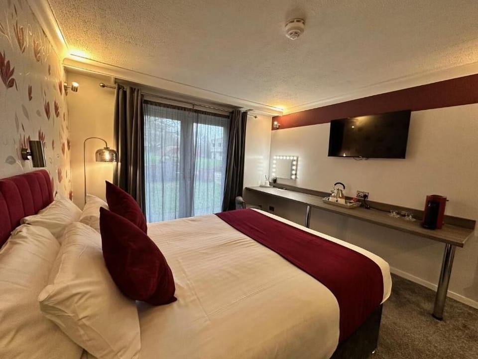 Executive Double Room | Hypo-allergenic bedding, desk, laptop workspace, iron/ironing board