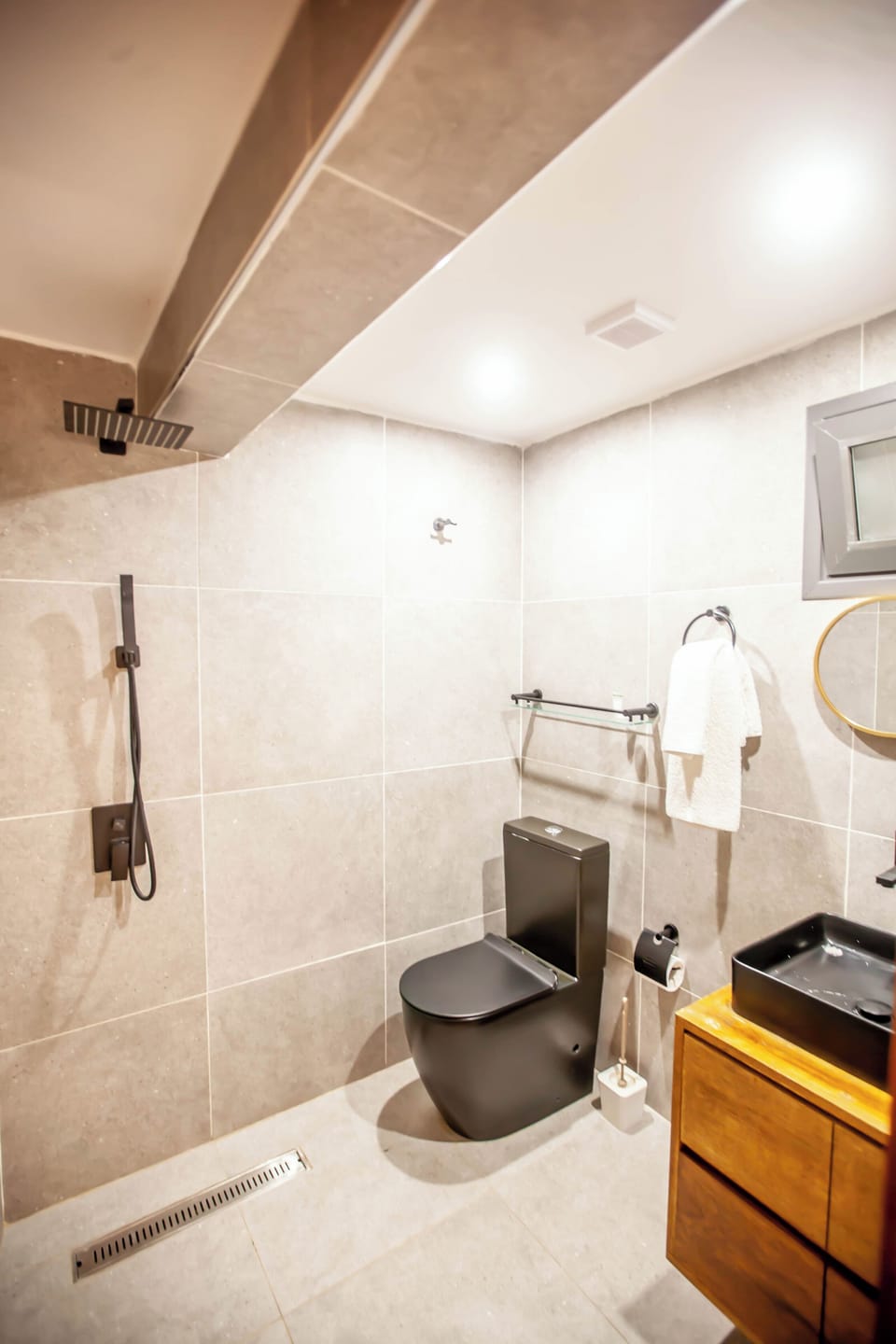Superior Room | Bathroom | Shower, rainfall showerhead, free toiletries, hair dryer