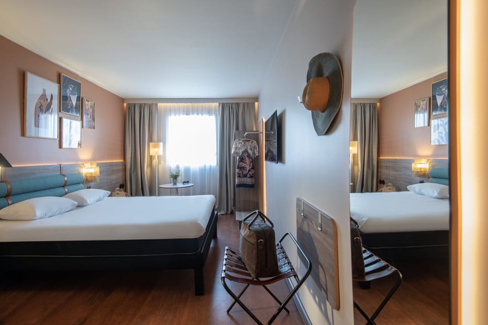 Premium bedding, desk, blackout drapes, soundproofing