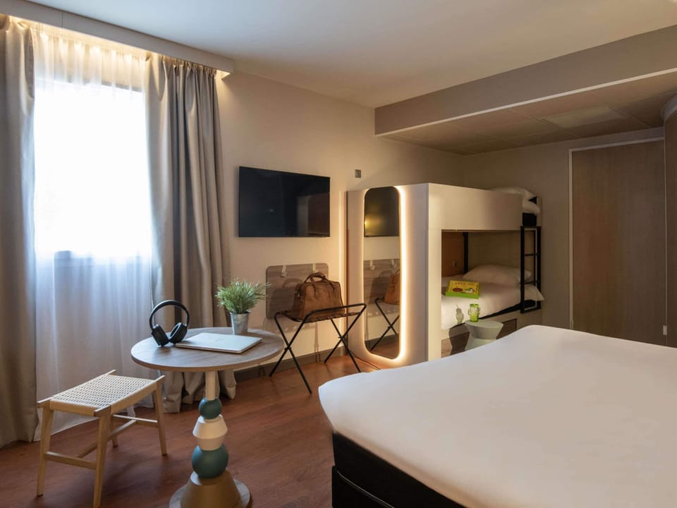 Premium bedding, desk, blackout drapes, soundproofing